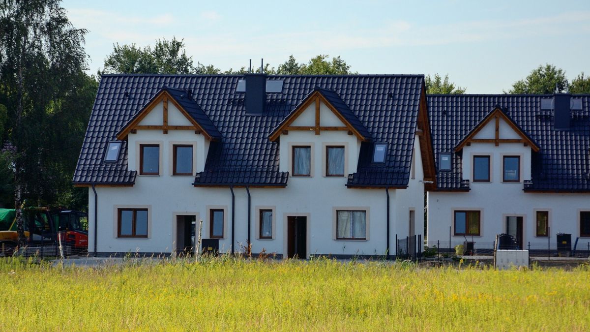 Polska Bart?omiej Magierowski
Fot. Bartlomiej Magierowski/EastNews. Wroclaw 11.08.2022.  Nowe domy, blizniaki otoczone lasem i lakami na wroclawskich Swojczycach.
Bartlomiej Magierowski