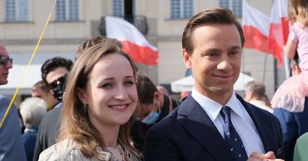 Krzysztof Bosak na Marszu dla Życia i Rodziny w Warszawie. Towarzyszyła mu ciężarna żona