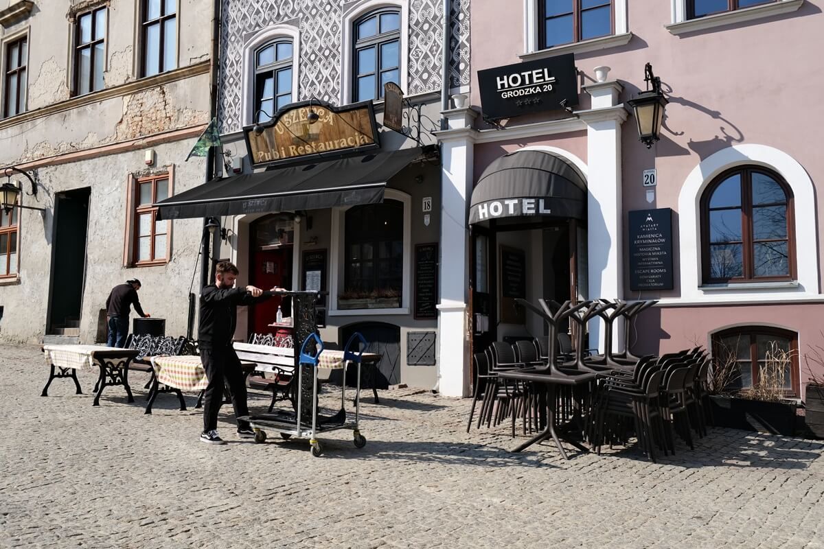 Montaż ogródka gastronomicznego na Starym Mieście w Lublinie