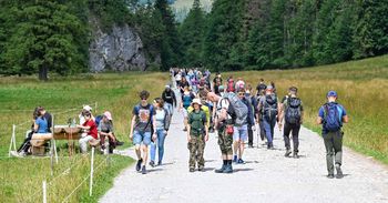 Tatry: Słońce przyciągnęło tłumy. Turyści ruszyli na szlaki