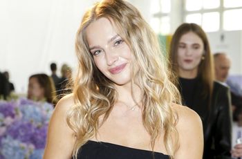 Pozowała na schodach. Wystroiła się w obłędną suknię z wycięciami