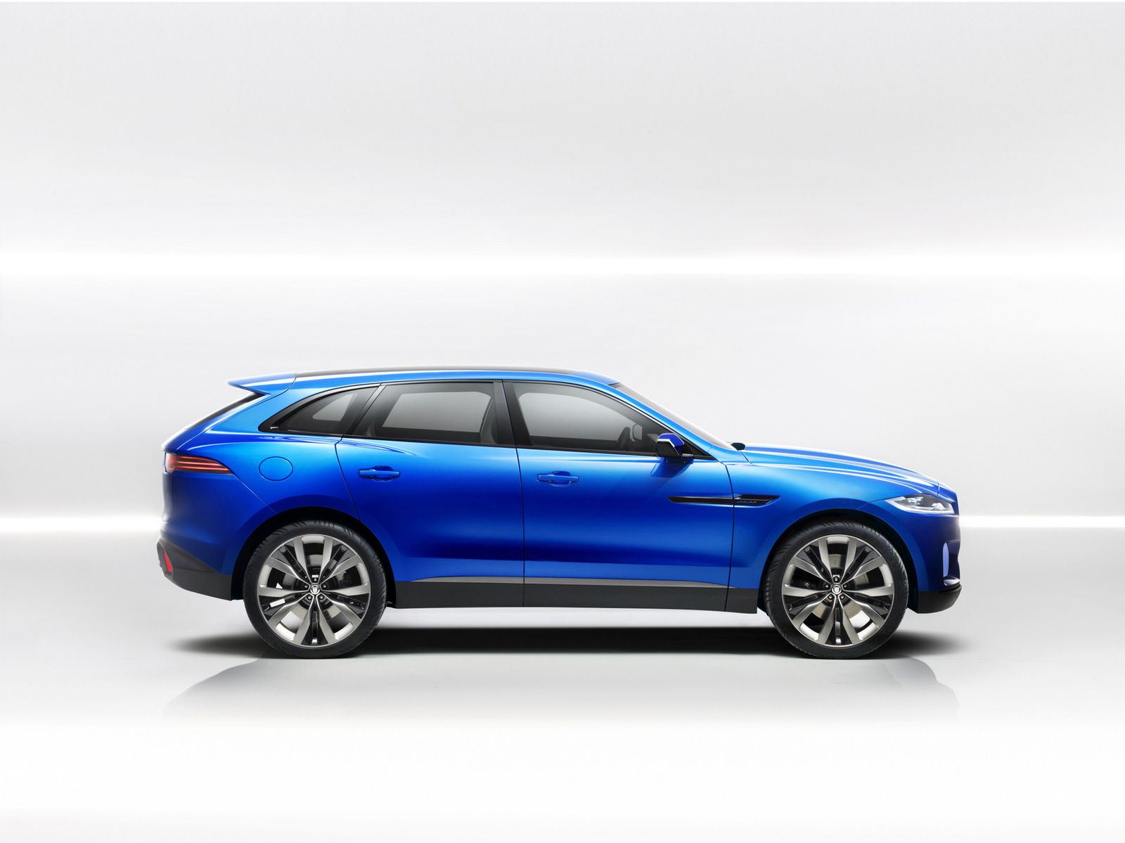 Jaguar C-X17 Concept w studiu i plenerze [galeria] 10