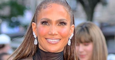 Jennifer Lopez pokazała się bez GRAMA MAKIJAŻU! Tak naprawdę wygląda o poranku (FOTO)