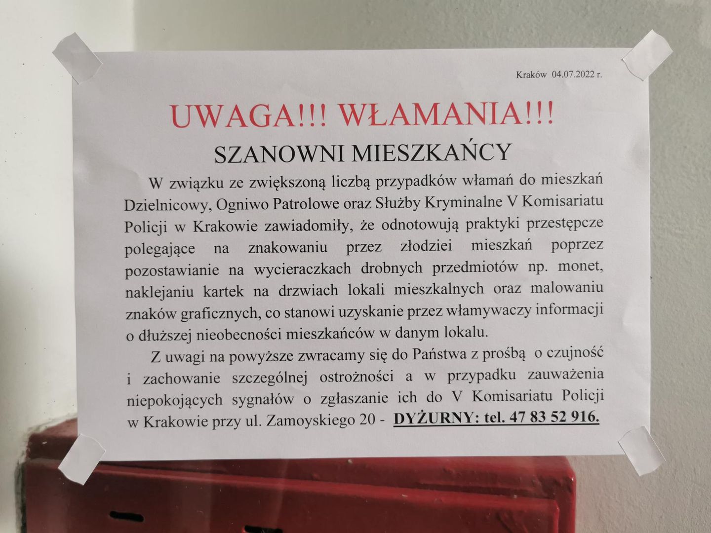 Jedno z ogłoszeń, które pojawiło się na klatce schodowej