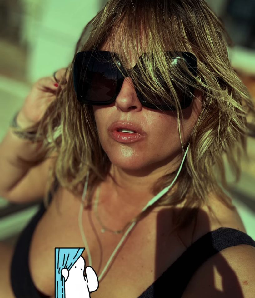 Karolina Szostak w stroju kąpielowym