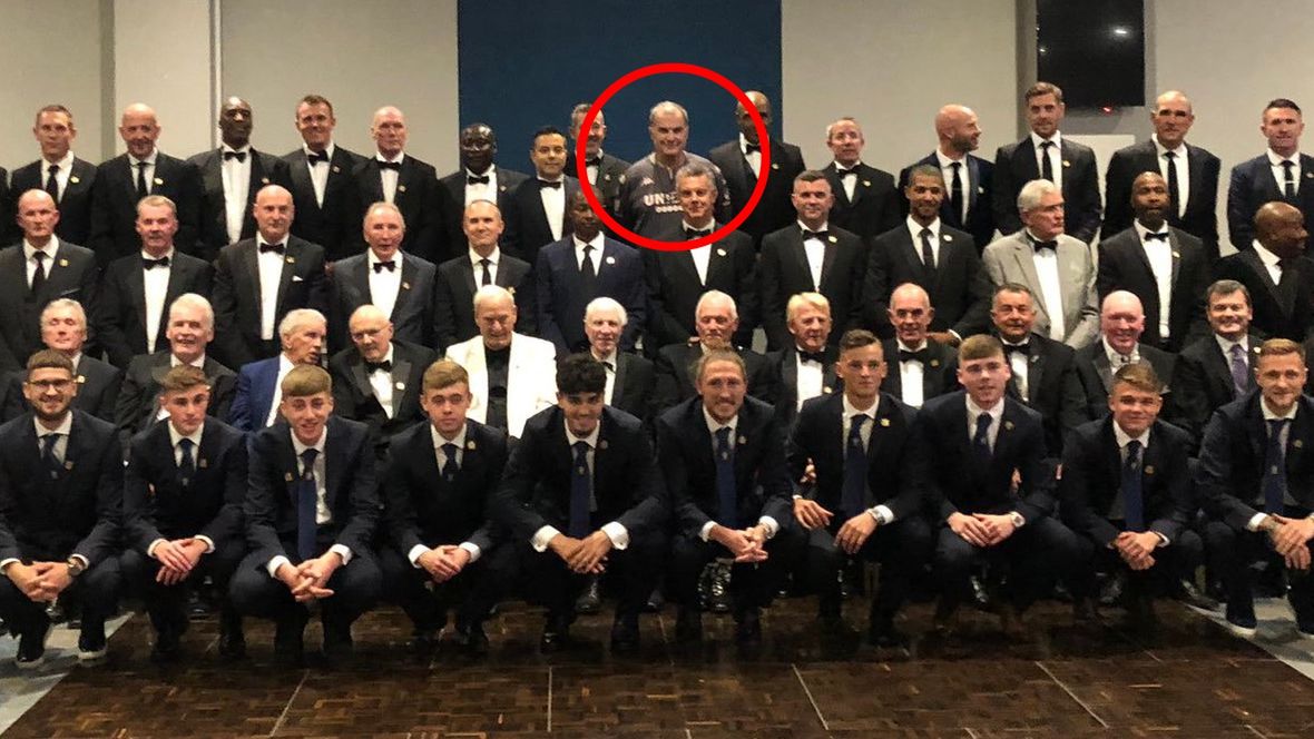 Twitter / Lucas Radebe / Zdjęcie z uroczystej gali Leeds United. W kółku Marcelo Bielsa, Mateusz Klich na dole po lewej stronie