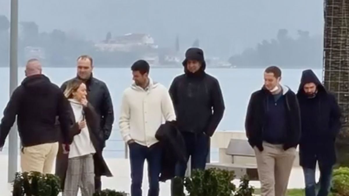 Novak Djokovic (într-un hanorac alb)