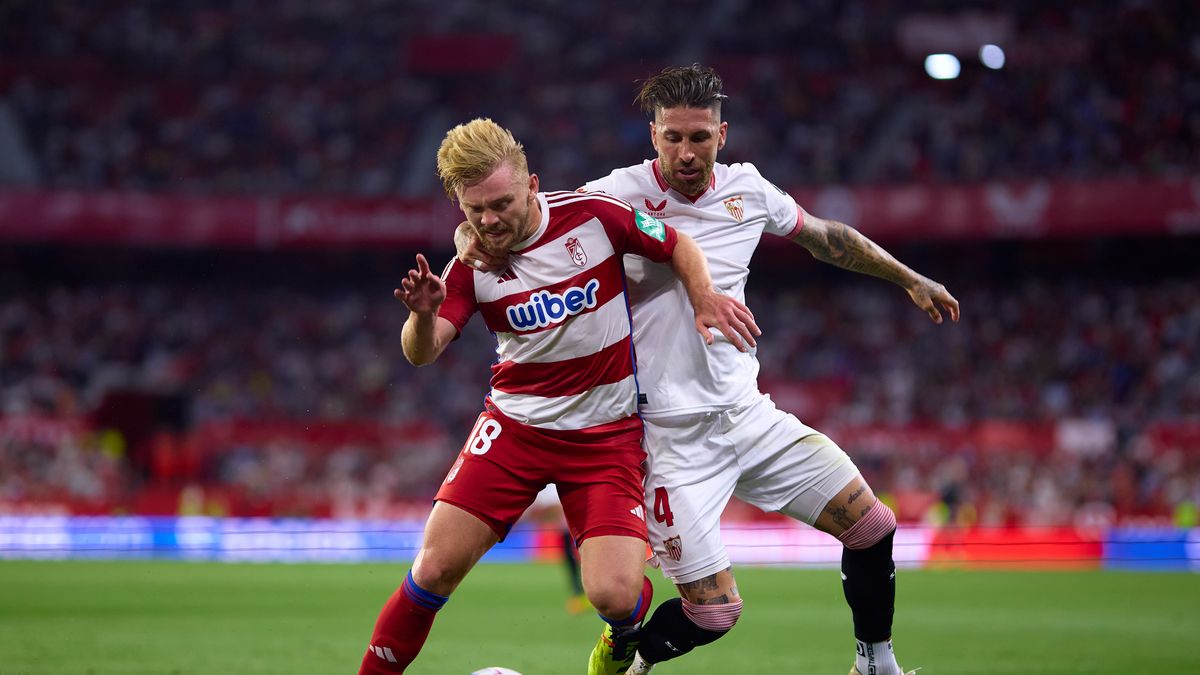 Getty Images / Fran Santiago / Na zdjęciu: Kamil Jóźwiak odchodzi z Granady