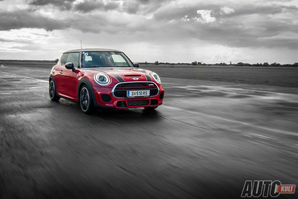 Co tu robi samochód z napędem na przód? Cóż, robi bałagan wśród wozów tylnonapędowych. To nie jest pierwszy lepszy hot hatch, tylko Mini JCW. Ma 231 KM, strzela z wydechu jak z karabinu i dysponuje zawieszeniem, które pozwala zawstydzić wielu pewnych siebie właścicieli samochodów tylnonapędowych.