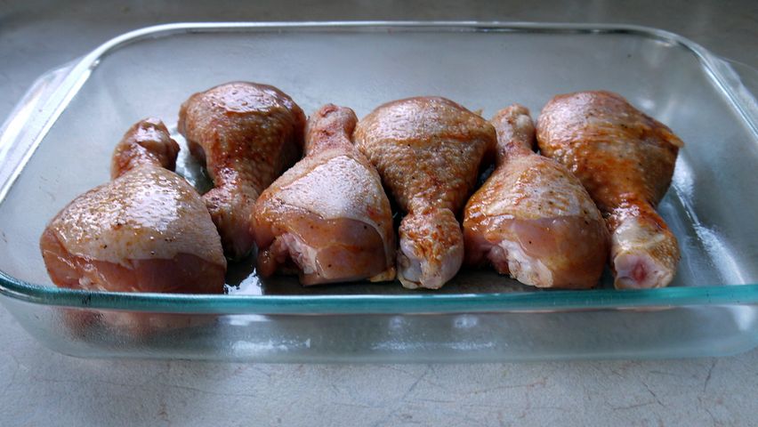 Surowe podudzie z kurczaka w roztworze (samo ciemne mięso)