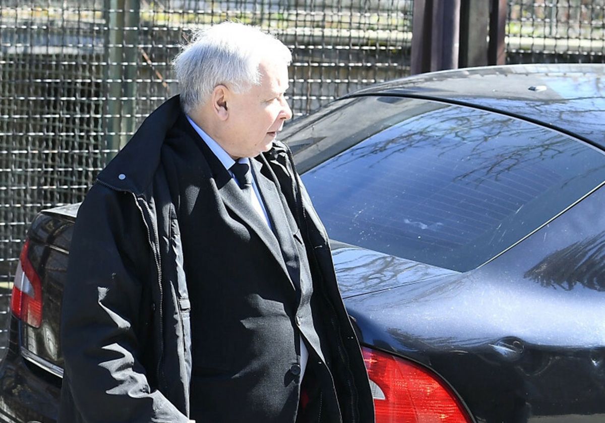 Kierowca Kaczyńskiego przyłapany. Prezes PiS spieszył się na mszę 