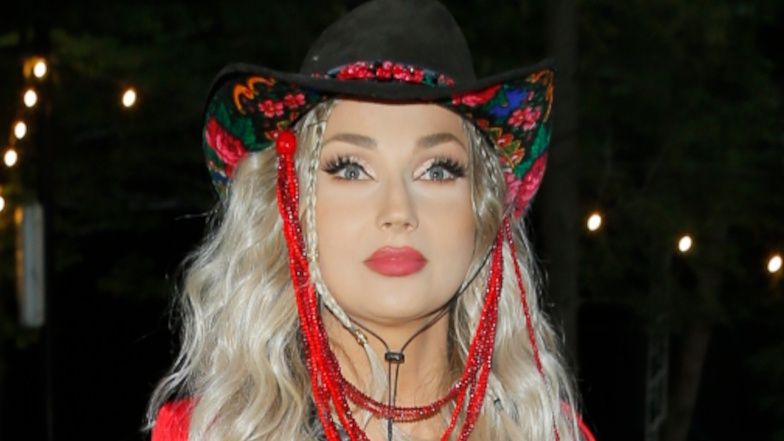 Cleo przybywa na Top of the Top Sopot Festival w stroju folkowej kowbojki