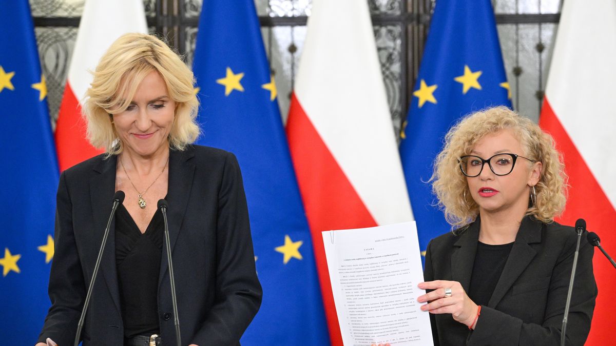 Warszawa, 17.10.2025. Sekretarz stanu w Kancelarii Prezesa Rady Ministrów Katarzyna Kotula (P) i posłanka PSL Urszula Pasławska (L) podczas konferencji prasowej w Sejmie, 17 bm. Spotkanie dotyczyło ochrony prawnej związków nieformalnych. (sko) PAP/Radek Pietruszka