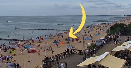 Była godzina 16.06, gdy kamera pokazała plażę w Mielnie