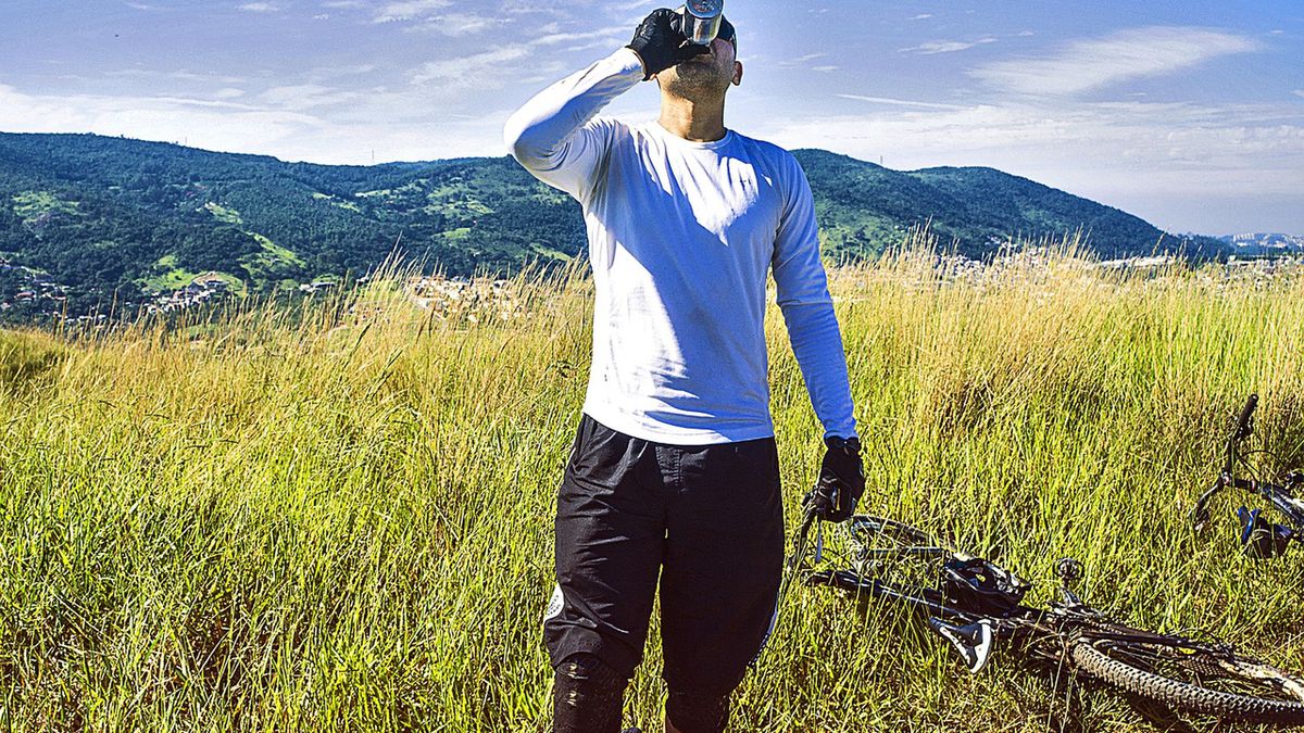 Głównym składnikiem napojów izotonicznych jest woda