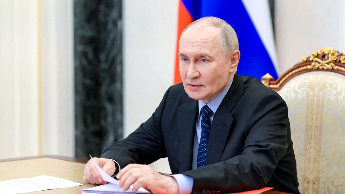 Archiwum zagraniczne East News 2025-05
In this pool photograph distributed by the Russian state agency Sputnik, Russia's President Vladimir Putin chairs a Security Council meeting via a videoconference at the Kremlin in Moscow on May 30, 2025. (Photo by Pavel Byrkin / POOL / AFP)
PAVEL BYRKIN