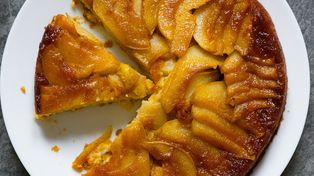Weź patelnię i 1 gruszkę. To szybkie ciasto zrobisz, kiedy goście w drodze