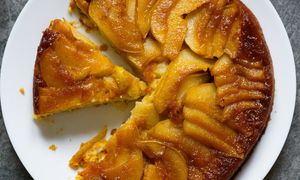 Weź patelnię i 1 gruszkę. To szybkie ciasto zrobisz, kiedy goście w drodze