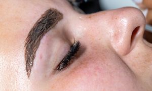 Nałóż na brwi zamiast henny. Będą gęste i ciemne