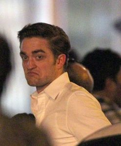 Robert Pattinson dostał w twarz ciastem od fanów