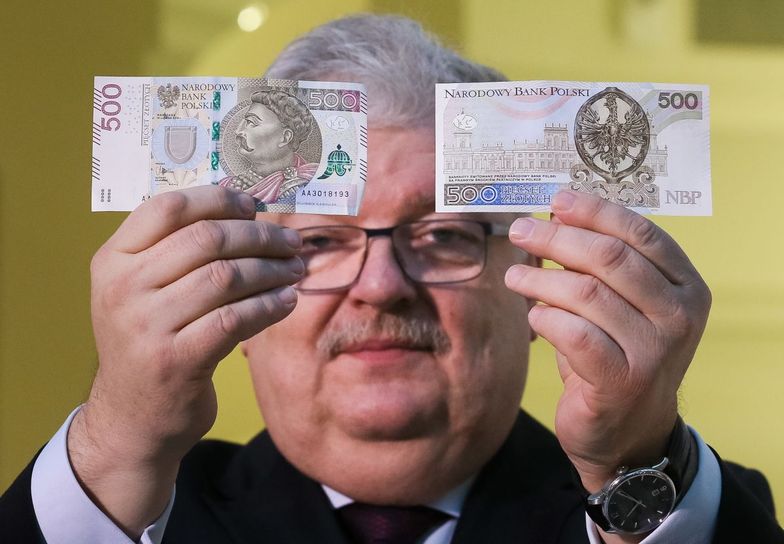 Członek zarządu NBP Jacek Bartkiewicz prezentuje banknot o nominale 500 zł