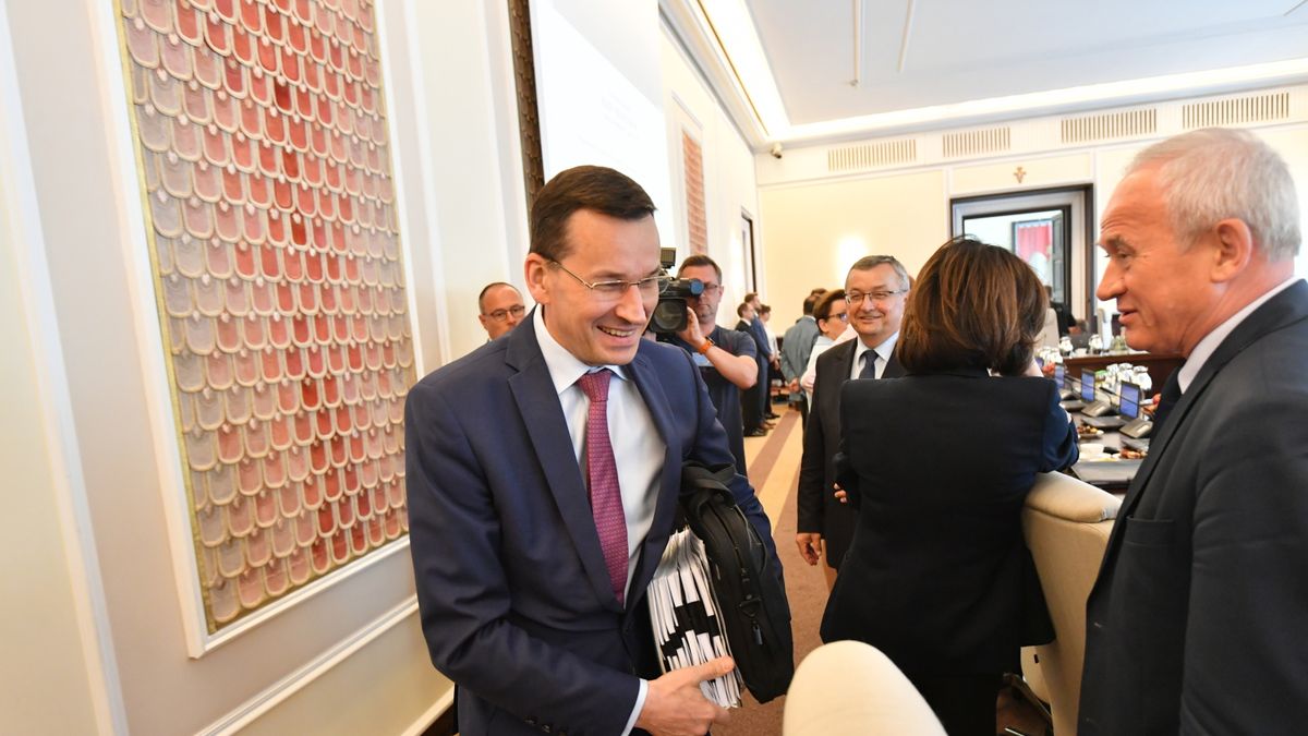 Wicepremier Mateusz Morawiecki przed posiedzeniem rządu