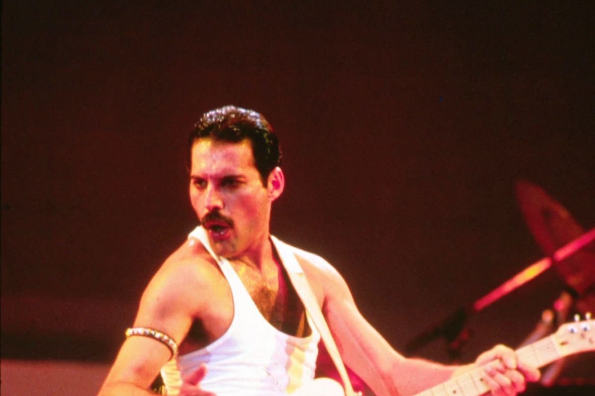 Freddie Mercury jak żywy. Rami Malek to wykapany lider Queen. Pierwsze zdjęcie z "Bohemian Rhapsody" [FOTO]