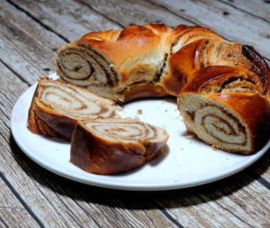 Ciasto drożdżowe z cynamonem – idealne do popołudniowej herbaty