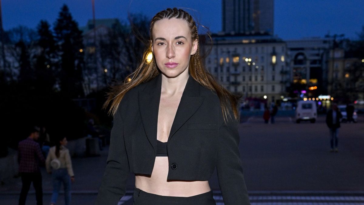 scena z: Marianna Schreiber, SK:, , fot. Jacek Kurnikowski/AKPA14. LGBT+ Film Festival Poland 2023, damskie, festiwal, kobieta, lgbt, marynarka krótka, marynarka czarna, sylwetka, spódniczka czarna, top czarny, Marianna Schreiber