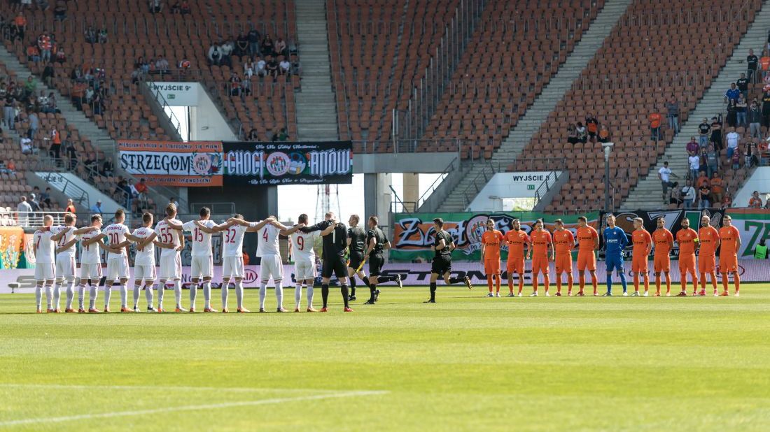 PAP / Maciej Kulczyński / Na zdjęciu: piłkarze Zagłębia Lubin i Górnika Zabrze uczcili pamięć górników zmarłych w wyniku wstrząsu w kopalni w Jastrzębiu-Zdroju