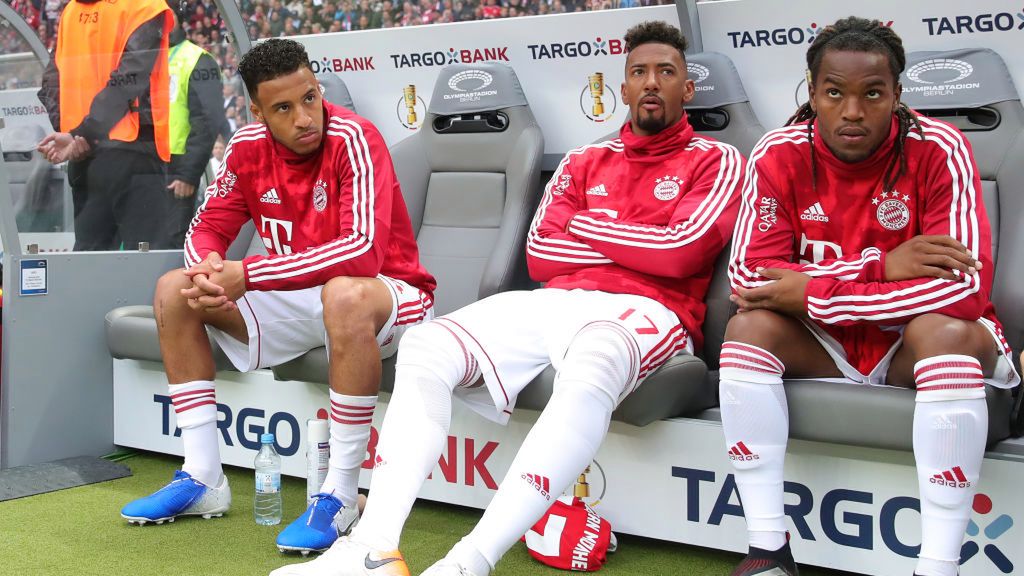 Getty Images / Alexander Hassenstein / Na zdjęciu: ławka rezerwowych Bayernu Monachium. Od lewej - Corentin Tolisso, Jerome Boateng i Renato Sanches