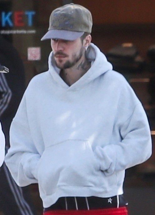 Justin Bieber w kapciach mknie na śniadanie z Hailey