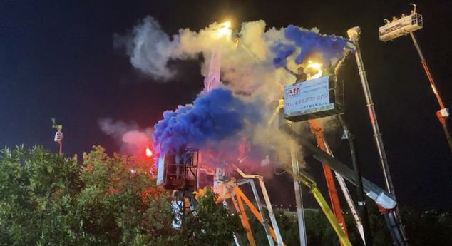 Kibice z podniebnego sektora odpalili race.