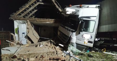 Wielkopolska. Tir wjechał w dom, w którym była czteroosobowa rodzina