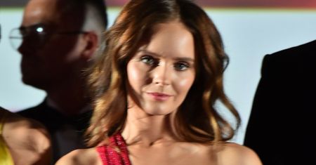 Przed obiektywem stanęła w "slip dress". Perełka na święta