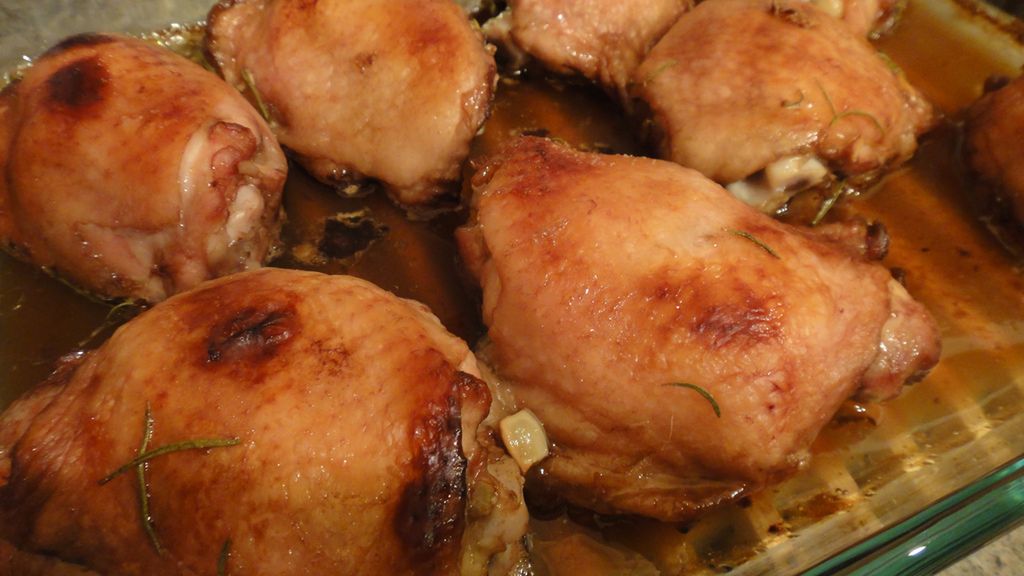 Pieczony udziec z kurczaka w roztworze (samo ciemne mięso)