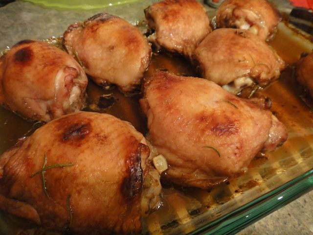 Pieczony udziec z kurczaka w roztworze (samo ciemne mięso)