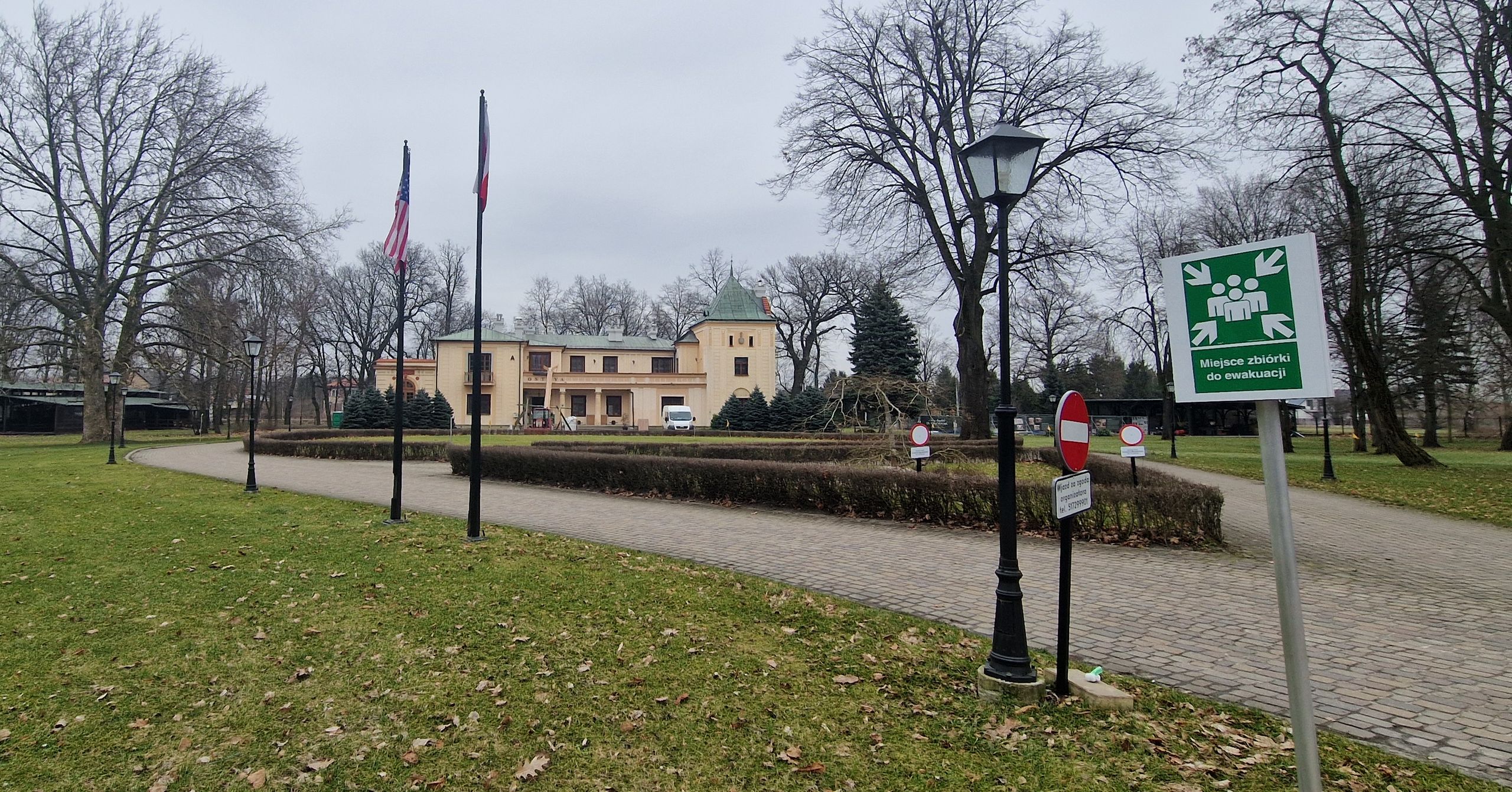 Polska i amerykańska flaga na terenie Kompleksu Ostoya