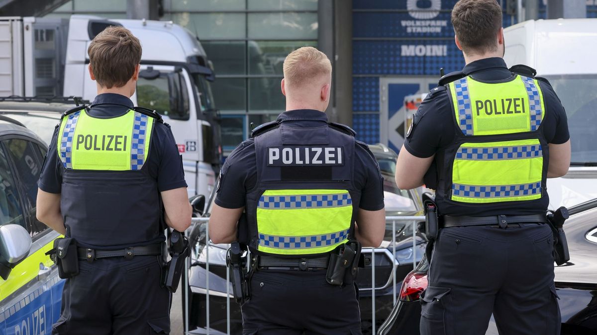 Zdjęcie okładkowe artykułu: Getty Images / DeFodi Images  / Na zdjęciu: policja w Hamburgu