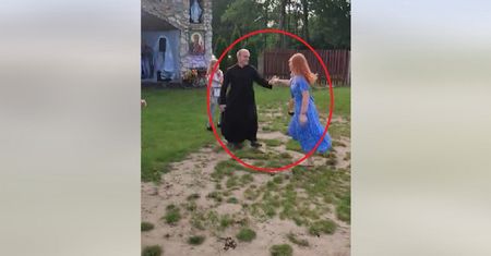 Roztańczony ksiądz z Wadowic na pielgrzymce. "Jak się bawią ludzie"