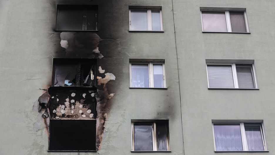 Rzeszów, 19.06.2025. Miejsce pożaru mieszkania w wieżowcu przy ulicy Popiełuszki w Rzeszowie, 19 bm. Minionej nocy ogień pojawił się w lokalu na 4 piętrze. W sumie do szpitala trafiło 8 osób. Jedna z poszkodowanych, 14-latka, zmarła. (sko) PAP/Darek Delmanowicz ***Do tego materiału zdjęciowego dostępna jest również depesza w systemie CSI, pt.: Rzeszów / W wyniku pożaru w bloku mieszkalnym zmarła 14-latka***
