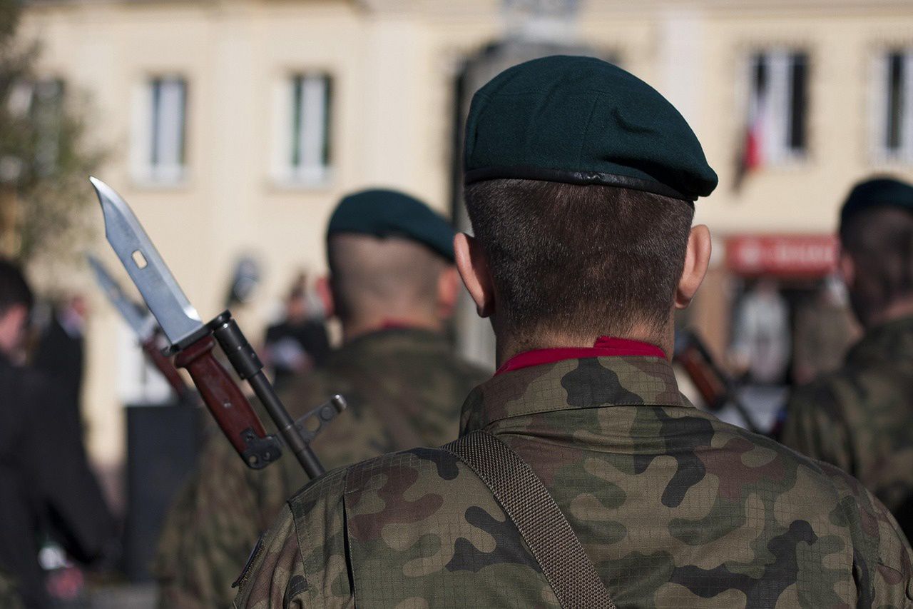 Sondaż: kto powinien bronić kraju? Polacy niemal zgodni