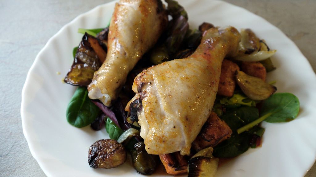 Opiekana skóra z kurczaka z podudzia i udźca w roztworze