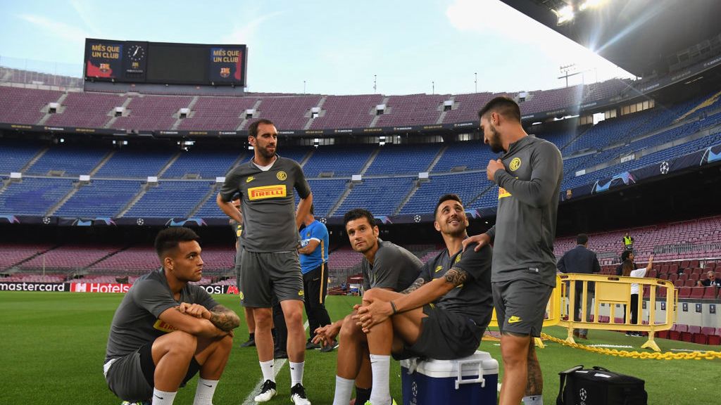 piłkarze Interu Mediolan podczas treningu przed meczem na Camp Nou