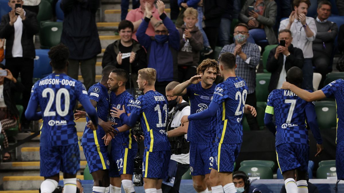 PAP/EPA / Juan Carlos Cardenas  / Na zdjęciu: piłkarze Chelsea FC cieszą się z bramki