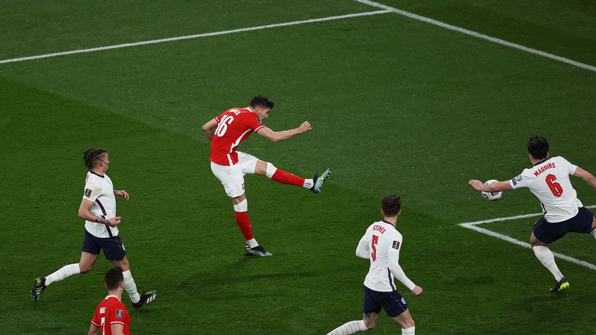 Jakub Moder strzela gola w meczu Anglia - Polska