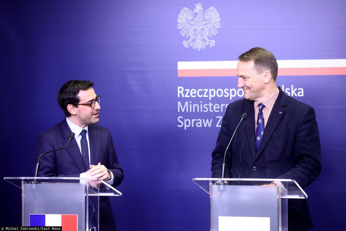 Minister spraw zagranicznych Francji Stephane Sejourne (po lewej) i minister spraw zagranicznych Polski Radosław Sikorski