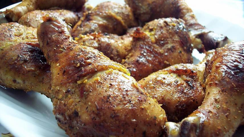 Pieczona skóra z kurczaka z podudzia i udźca w roztworze