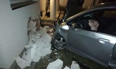 Poważny wypadek. Wypadł hondą z drogi i wjechał do kuchni