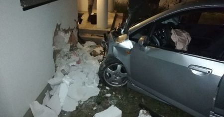 Poważny wypadek. Wypadł hondą z drogi i wjechał do kuchni